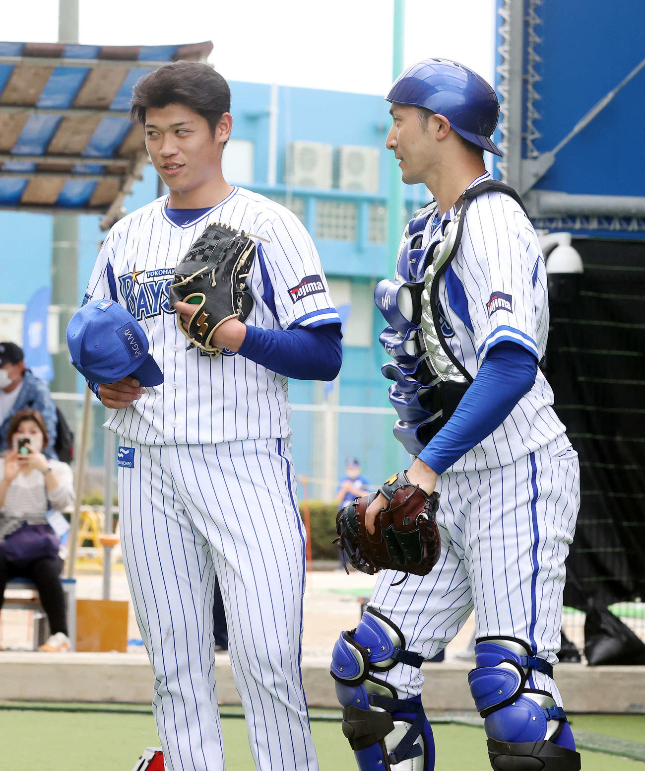 投球練習後、伊藤光（右）と話すDeNA小園