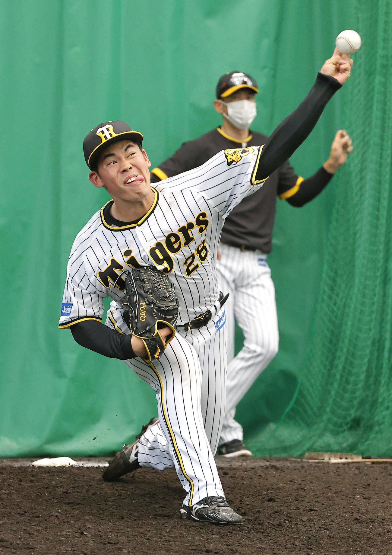 ブルペンで投球する鈴木。後ろは矢野監督（撮影・上山淳一）