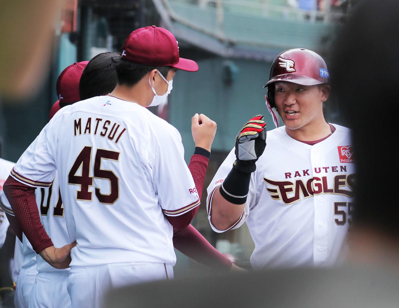 楽天対日本ハム　8回裏楽天2死一、三塁、マーキの中前適時打で生還し、ナインに迎えられる安田（右）（撮影・河田真司）