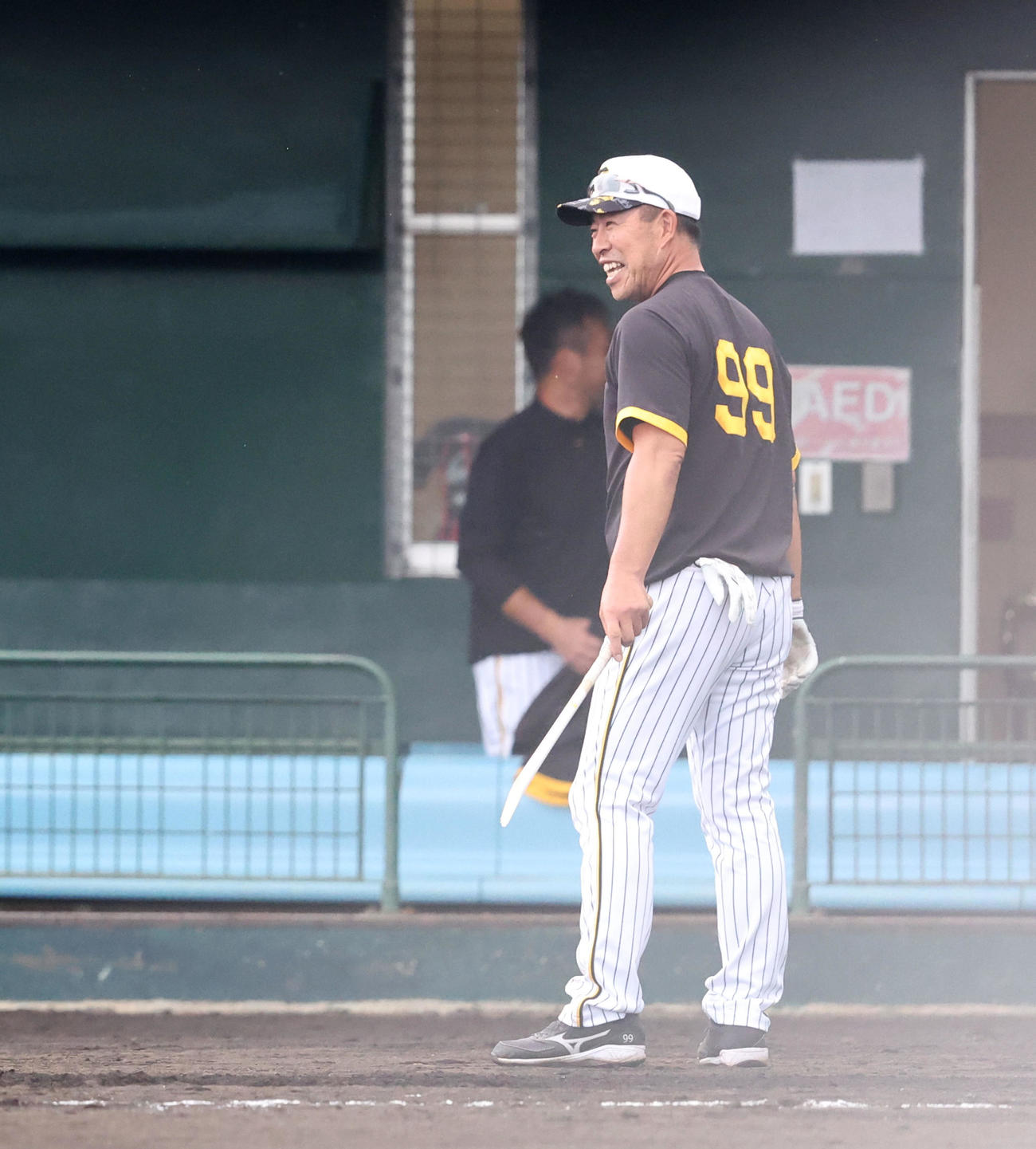 木浪、近本組にデスノックを打っていた井上ヘッドコーチだがノックバットを折りそこで終了となった（撮影・加藤哉）
