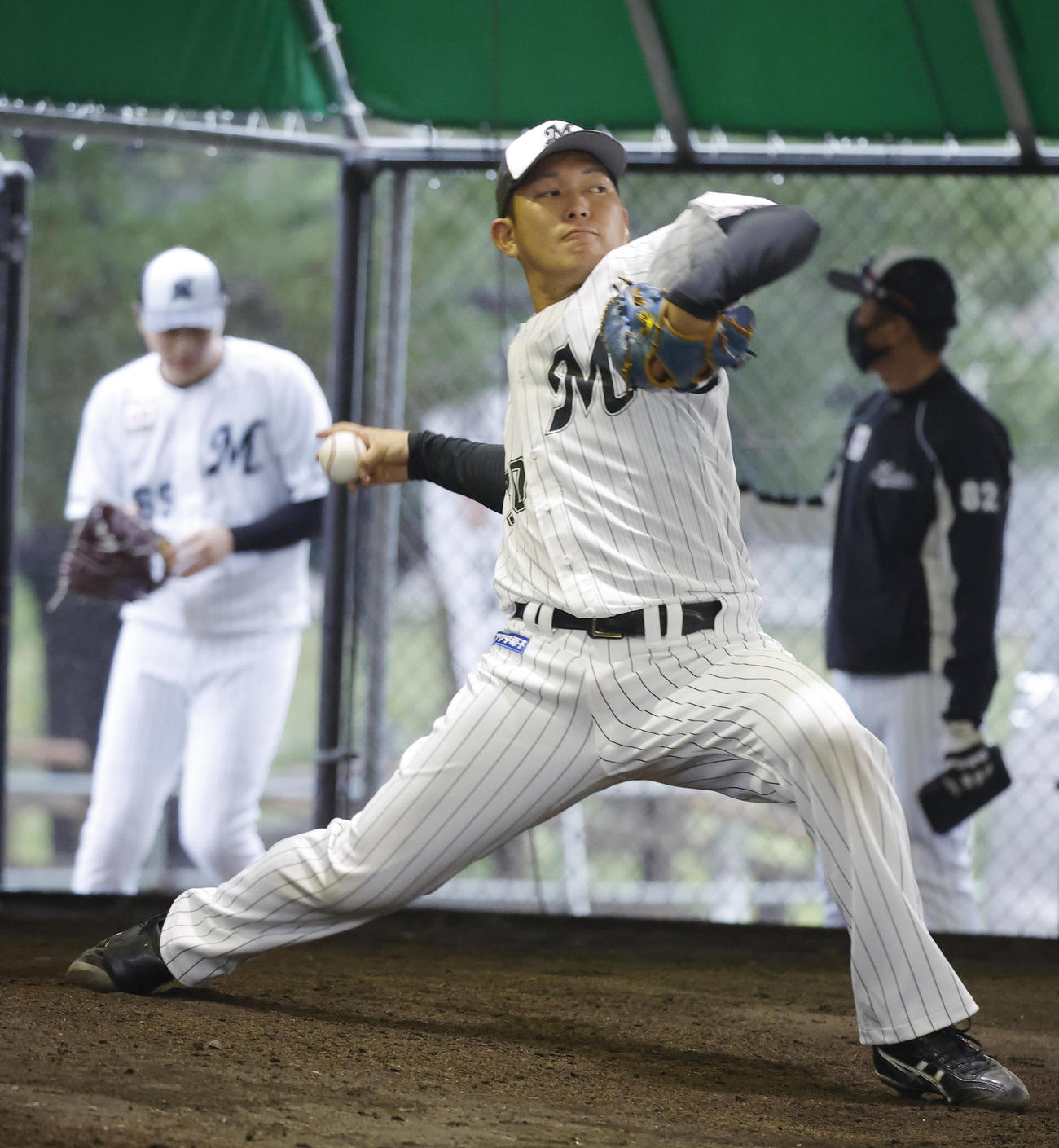 シート打撃が雨天中止になりブルペンで投球練習するドラフト3位の広畑