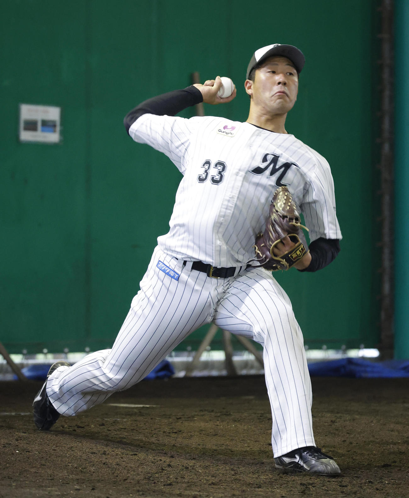 シート打撃が雨天中止になりブルペンで投球練習するドラフト5位の八木