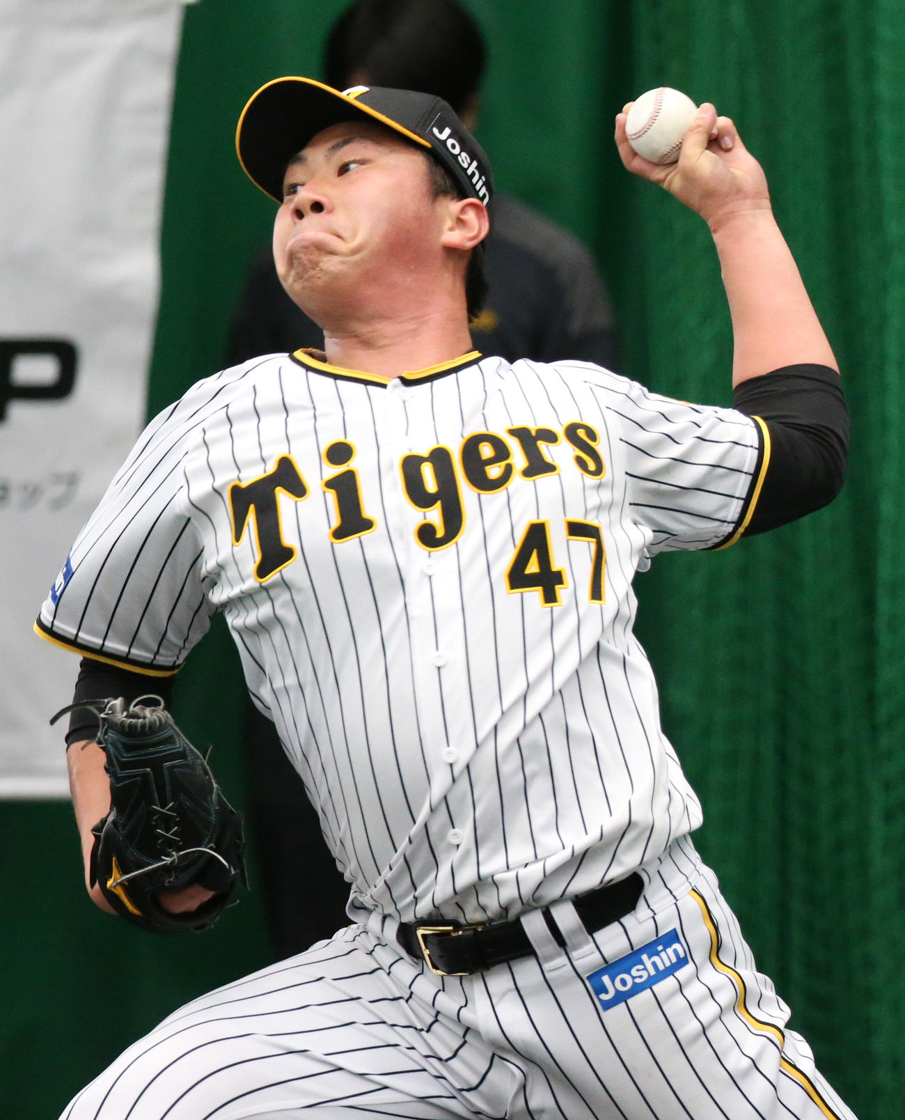 2022年阪神春季キャンプ　ブルペンで投球する桐敷拓馬（2022年2月1日撮影）