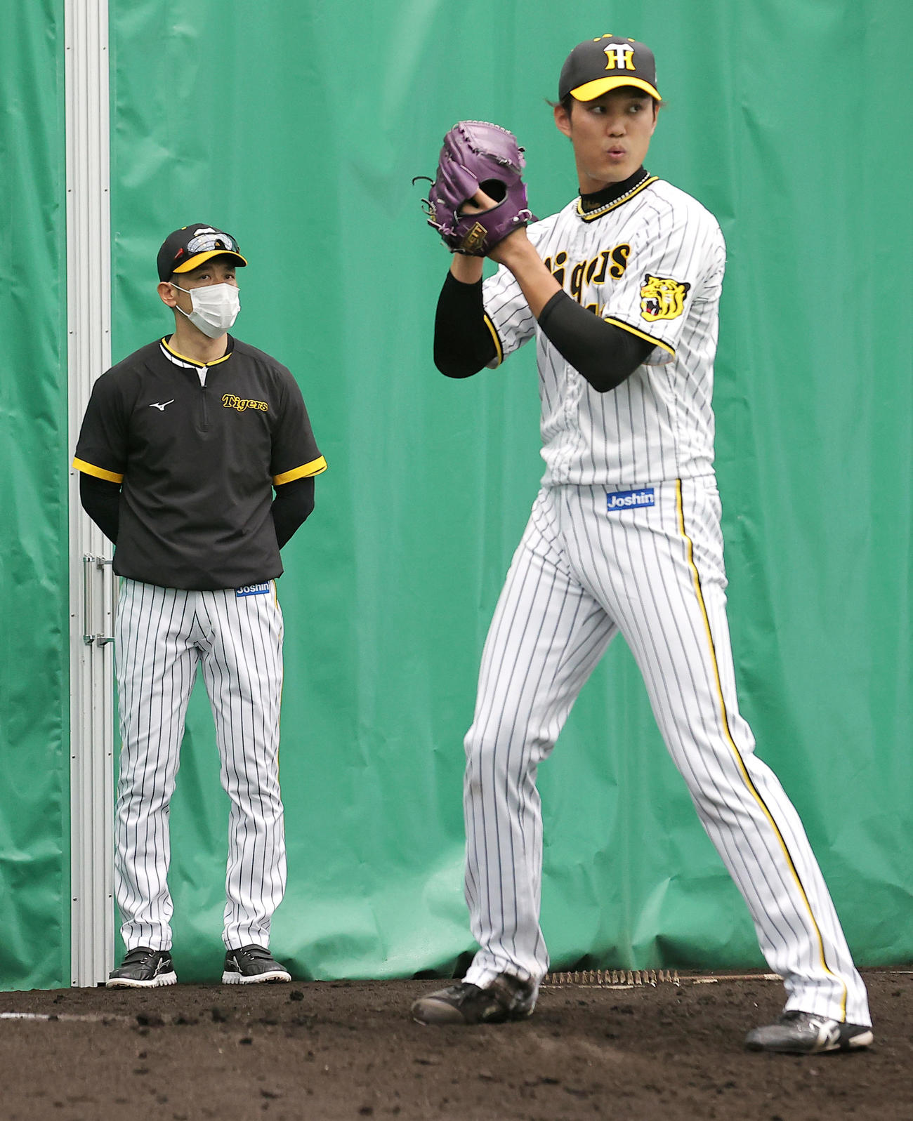 ブルペンで投球する藤浪（右）を見る矢野監督（撮影・上山淳一）