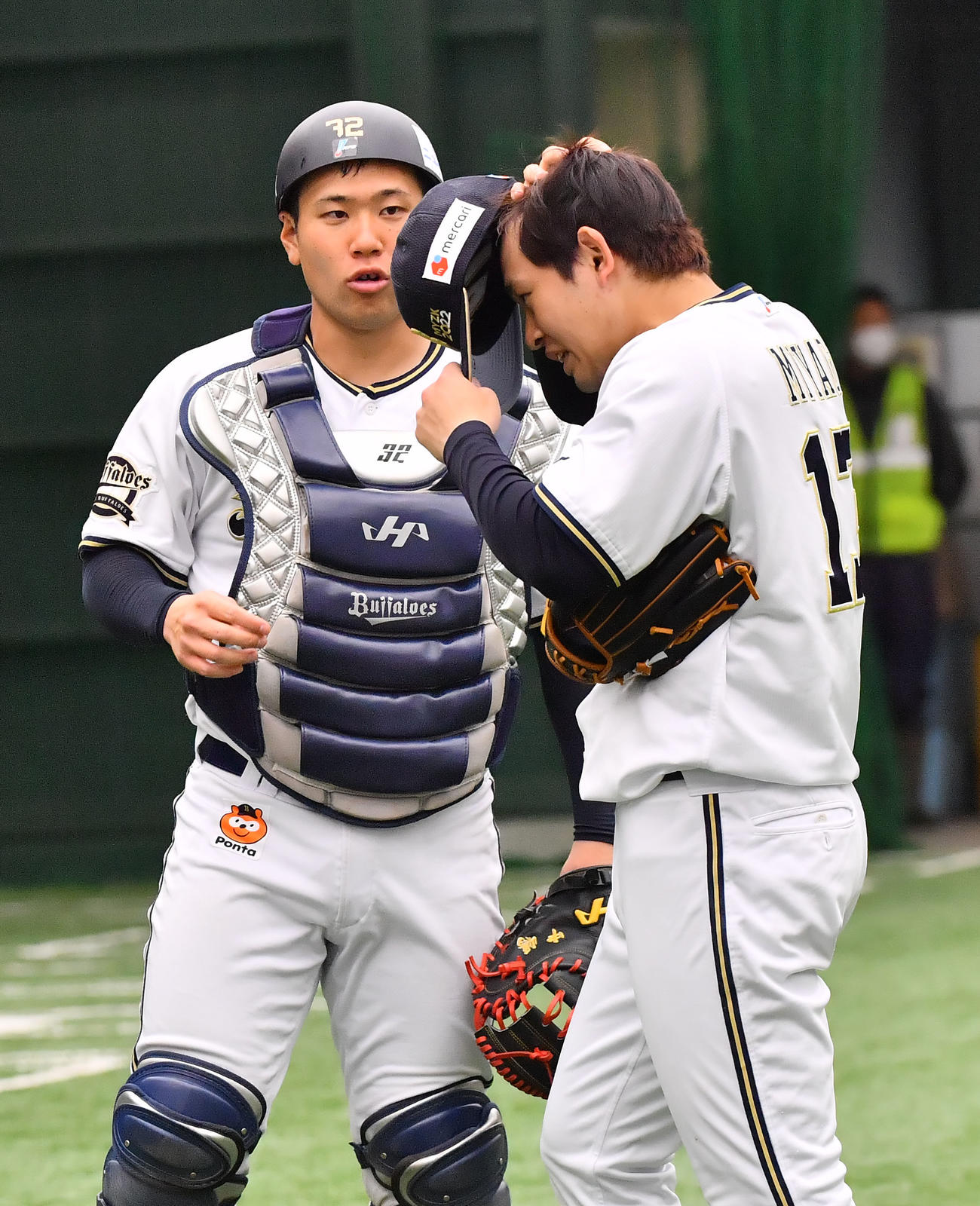 投球後、宮城（右）と話す福永、ミットには中嶋監督から譲り受けたネームの刺繍が見える（撮影・和賀正仁）