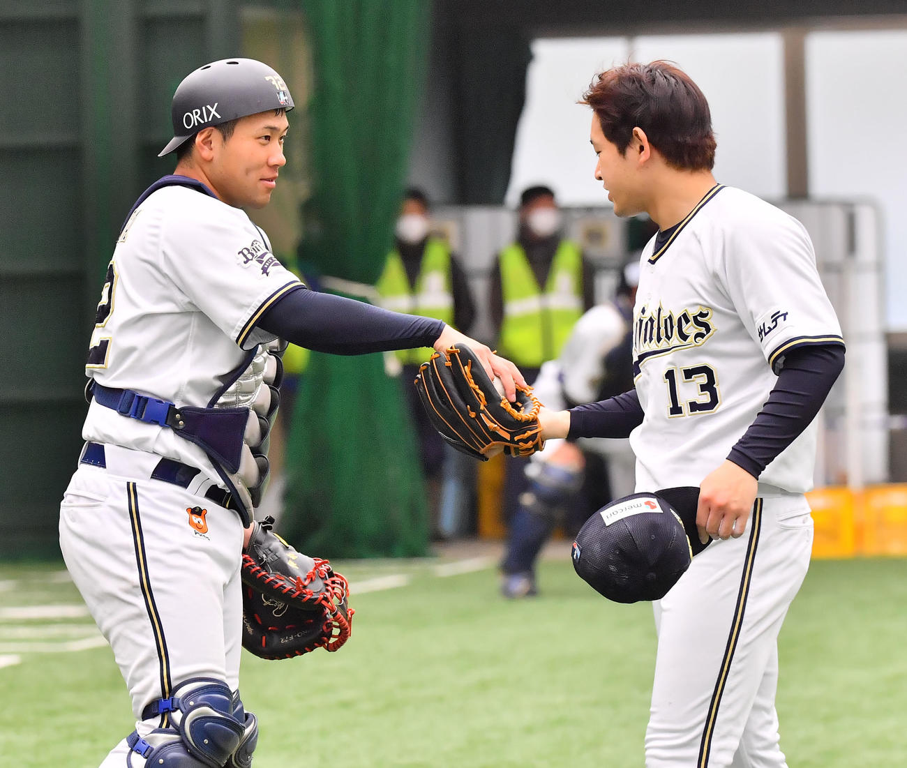 投球後、宮城（右）と話す福永、ミットには中嶋監督から譲り受けたネームの刺繍が見える（撮影・和賀正仁）
