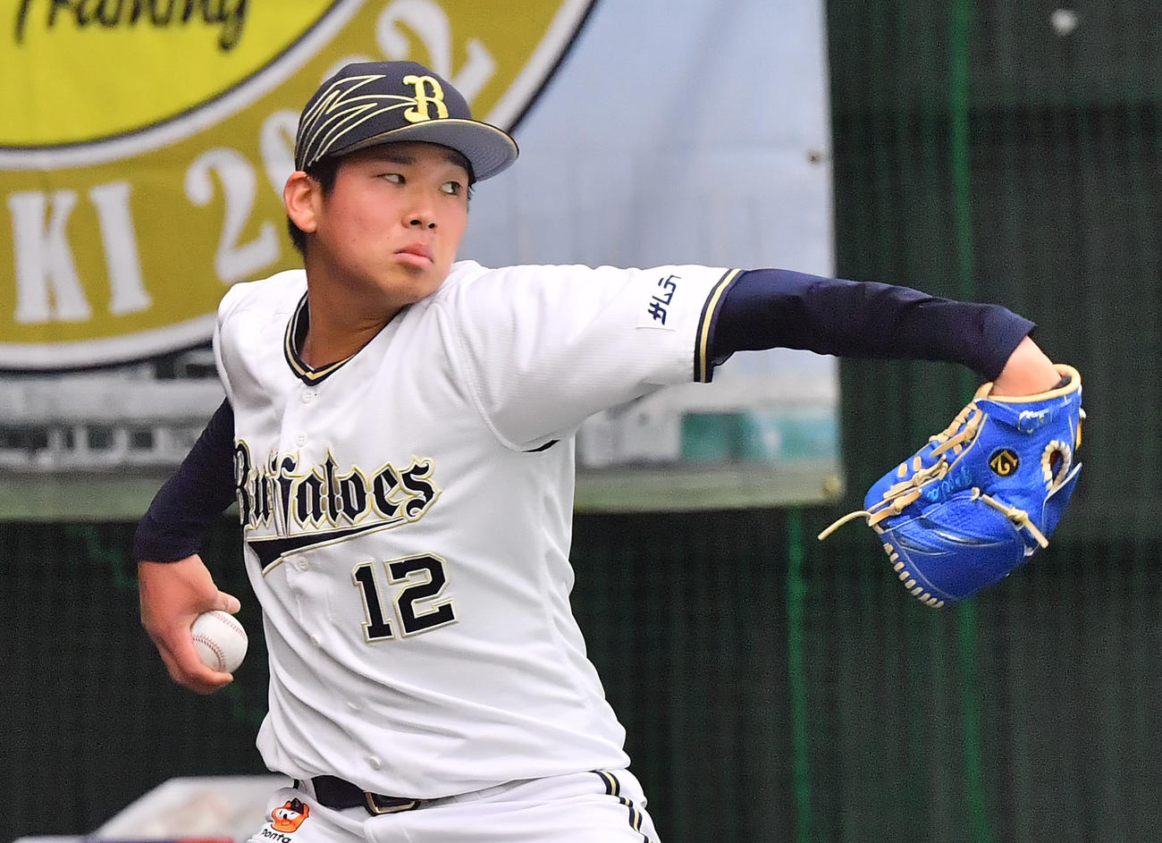 ブルペンで投げ込むオリックス山下（撮影・和賀正仁）