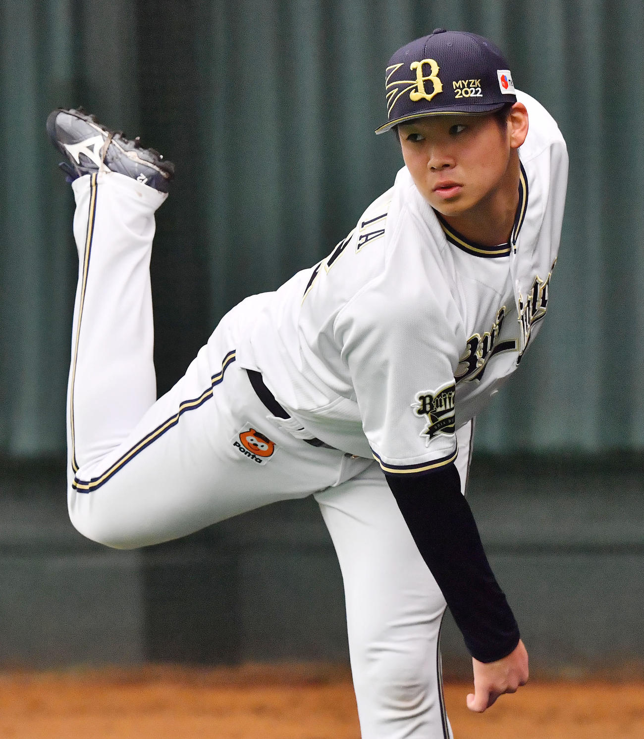 ブルペンで投げ込むオリックス山下（撮影・和賀正仁）