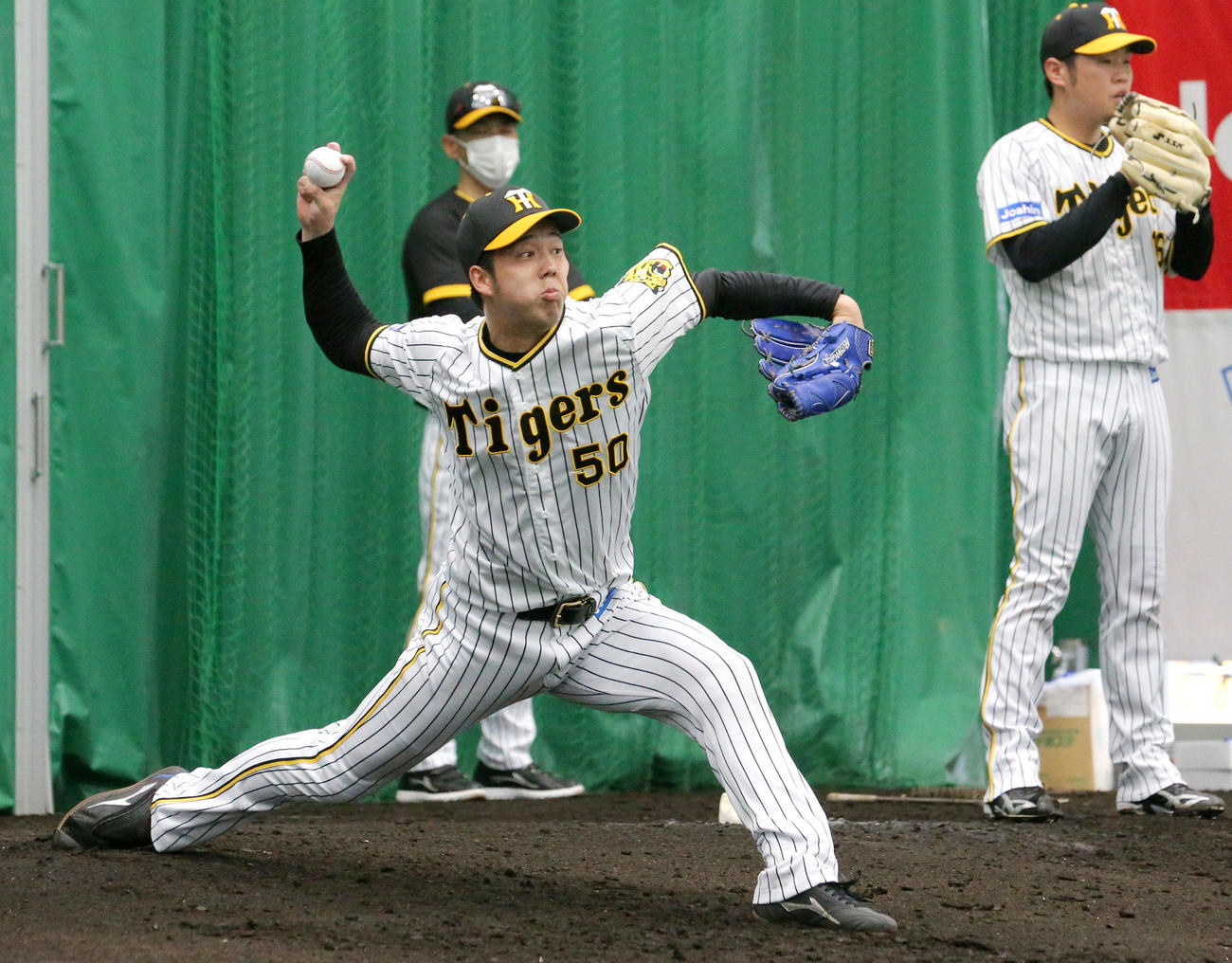 ブルペンで矢野監督（上）が見守る中、投球する青柳。右は西勇（撮影・上山淳一）