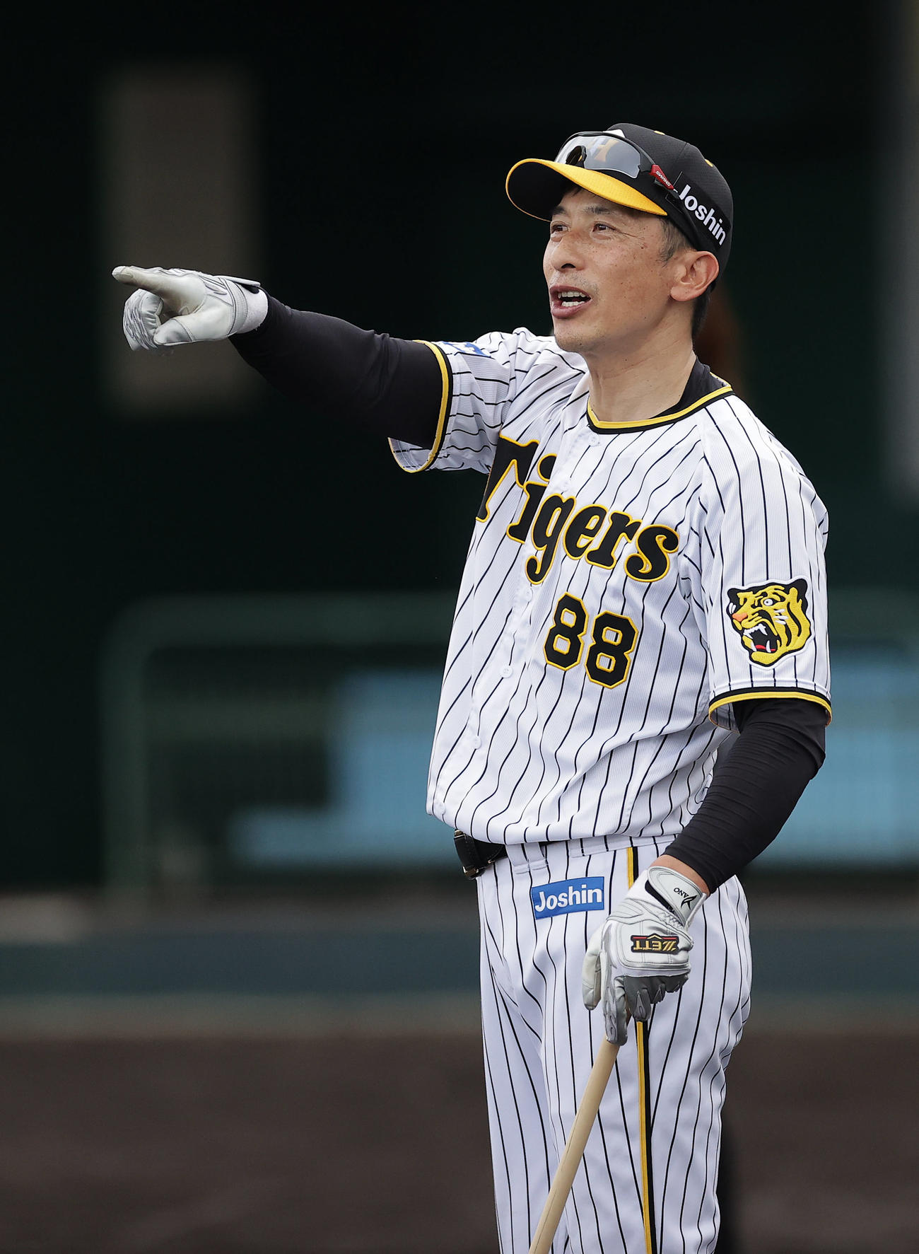 ノックで選手を盛り上げる阪神矢野監督（撮影・前田充）