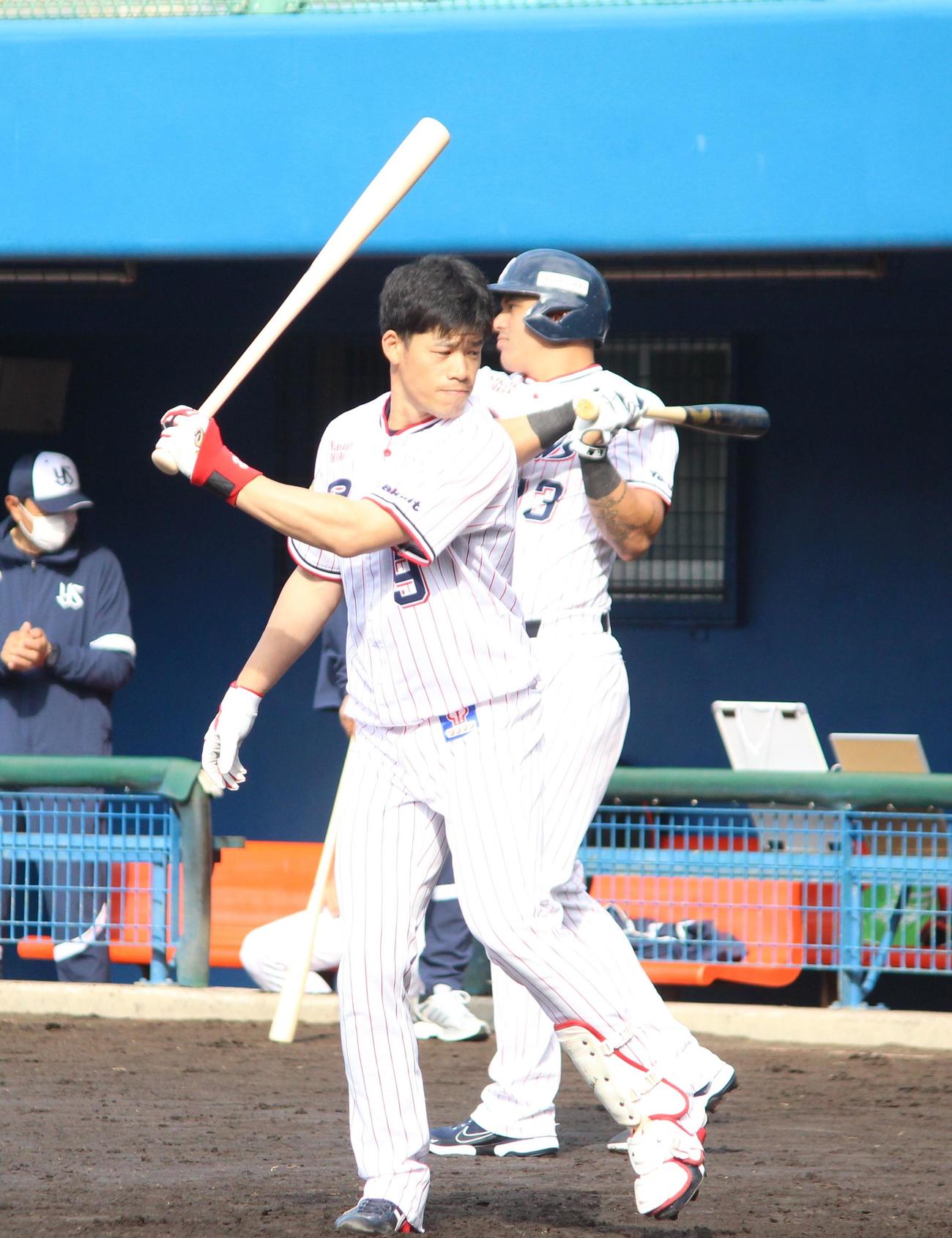 片手のティー打撃を行うヤクルト塩見（撮影：保坂恭子）