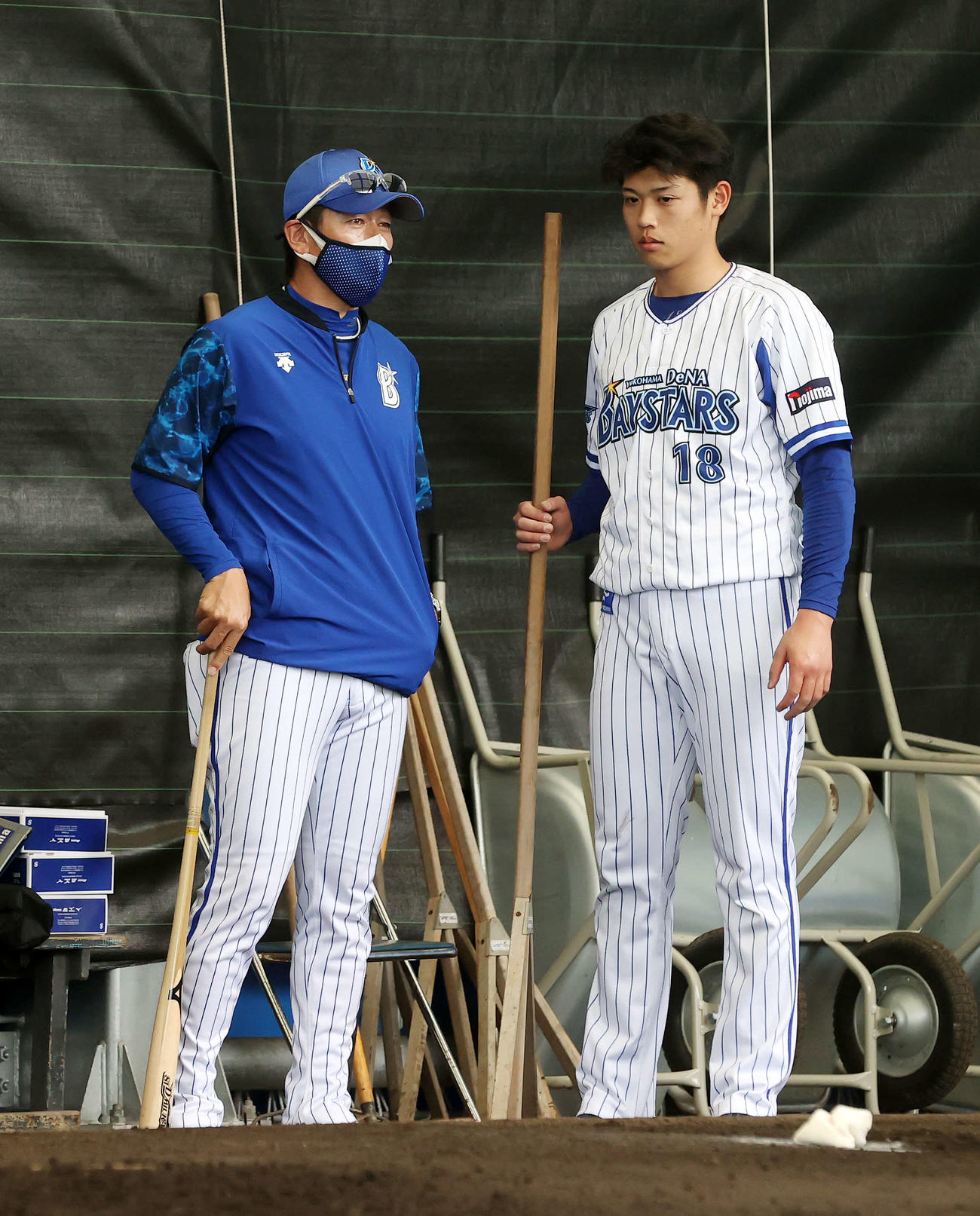 投球練習後、三浦監督（左）と話すDeNA小園