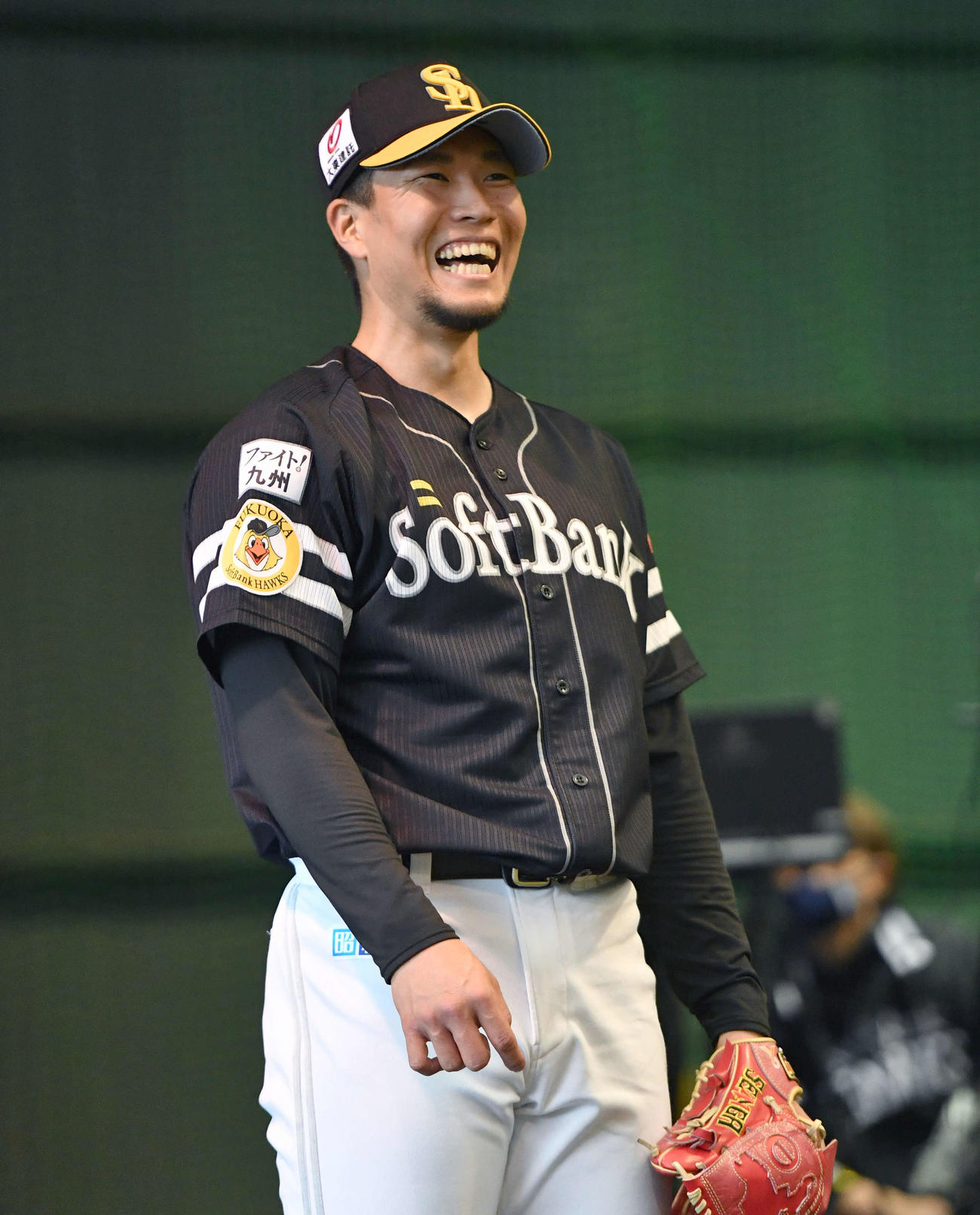 ブルペンで笑顔を見せる千賀（撮影・岩下翔太）