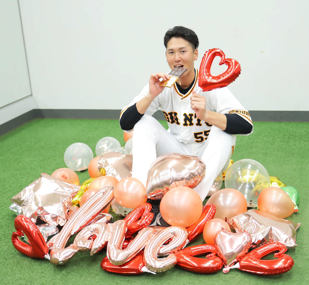 バレンタインデーを迎え、チョコレートを手にする巨人秋広（撮影・河田真司）