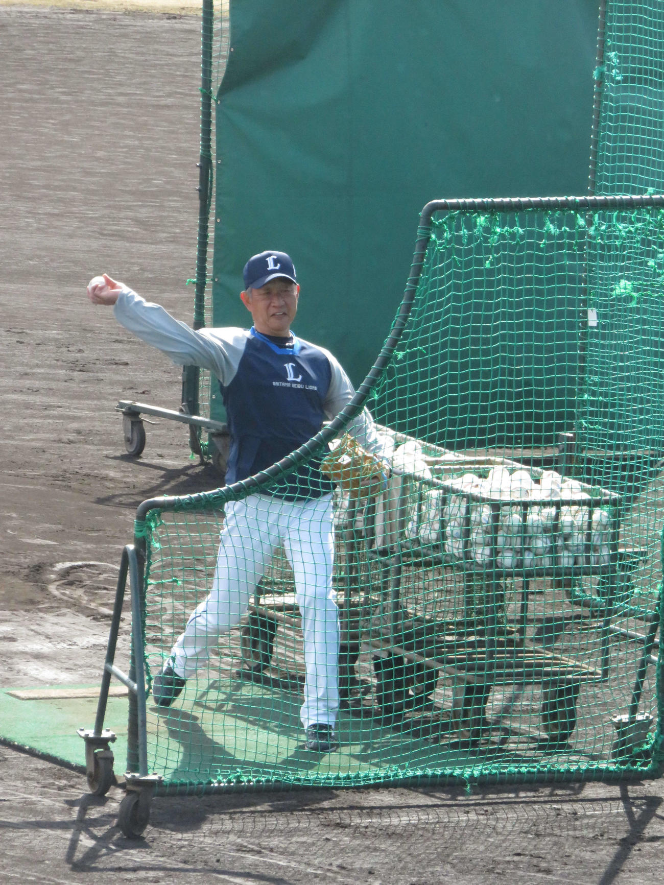 打撃投手として投げる西武辻監督