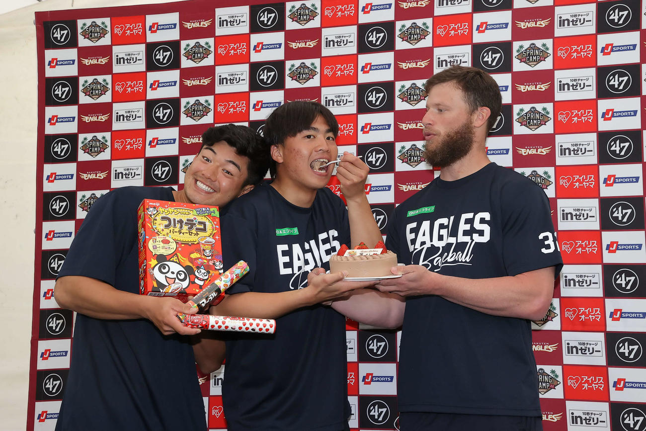 楽天津留崎（左）からチョコレート、ブセニッツ（右）からバースデーケーキを渡されて21歳の誕生日をお祝いされた王
