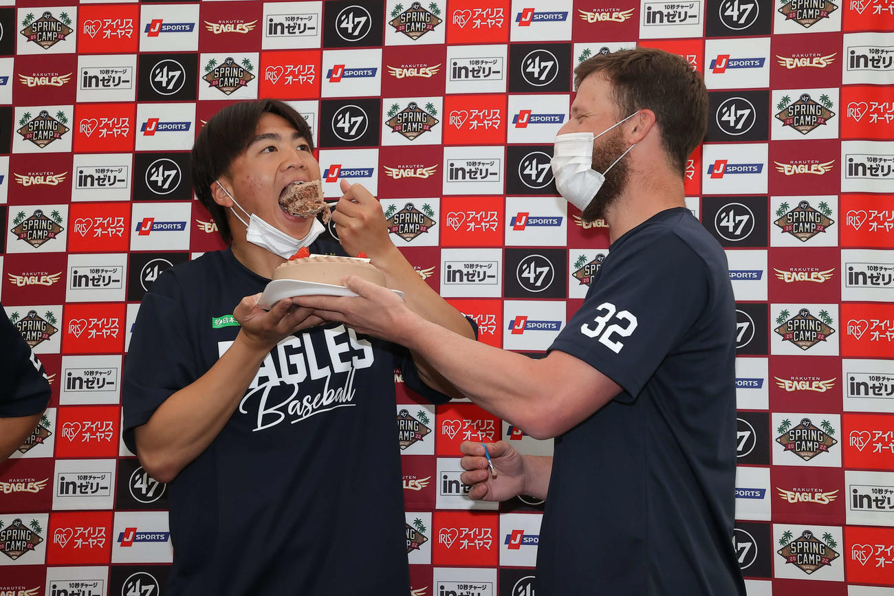 楽天ブセニッツ（右）から渡されたバースデーケーキを食べる王