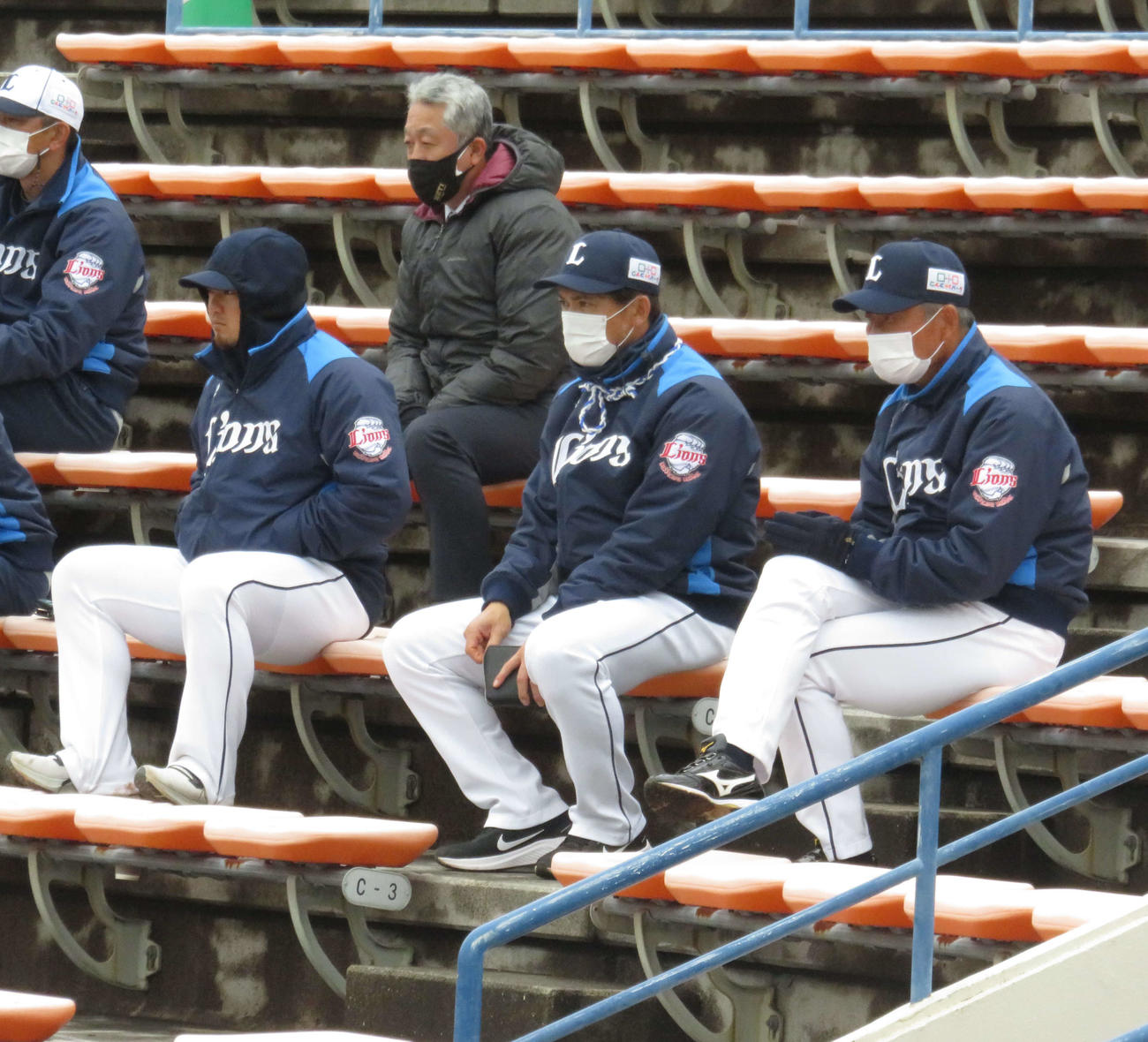 スタンドでシートノックを見学する手前左から森、松井ヘッドコーチ、辻監督