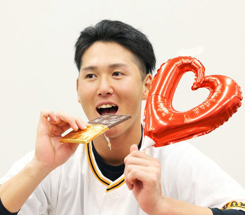バレンタインデーを迎え、チョコレートを手にする巨人秋広（撮影・河田真司）