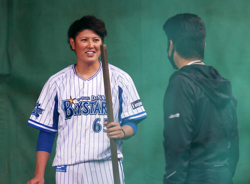 ブルペンで投球練習後、三浦監督（右）と話すDeNA宮国（撮影・鈴木正人）