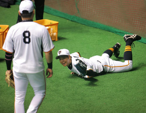 守備練習する巨人松原（撮影・河田真司）