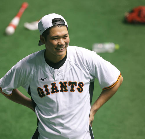 室内練習で笑顔を見せる巨人坂本（撮影・河田真司）