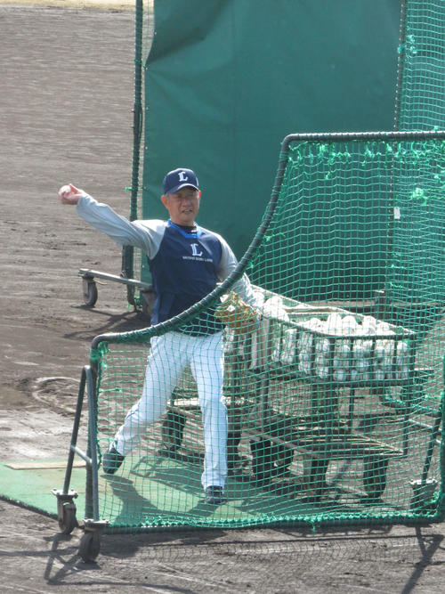 打撃投手として投げる西武辻監督