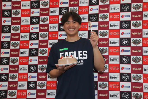 バースデーケーキを持ちながら21歳の誕生日を笑顔で喜ぶ楽天王