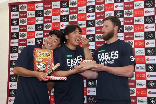 楽天津留崎（左）からチョコレート、ブセニッツ（右）からバースデーケーキを渡されて21歳の誕生日をお祝いされた王