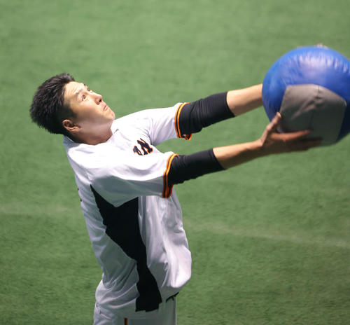 メディシンボールを上げる巨人秋広（撮影・河田真司）