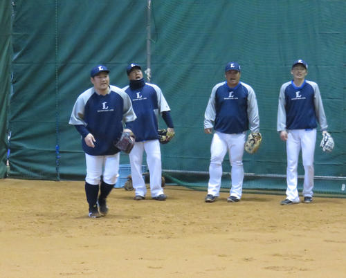 守備練習でノックを受ける左から西武中村、山川、渡部、源田