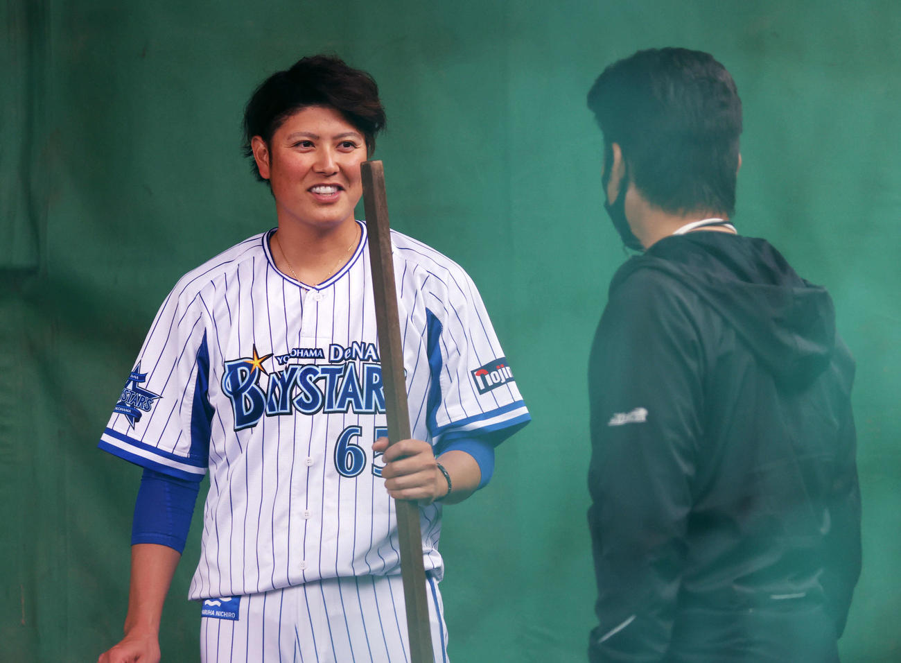 ブルペンで投球練習後、三浦大輔監督（右）と話すDeNA宮国椋丞（撮影・鈴木正人）