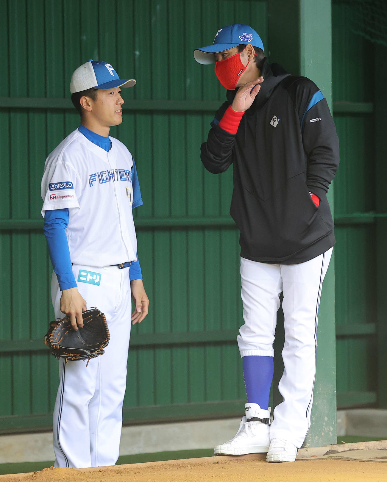 ブルペンで日本ハム北山（左）に声をかける新庄監督（2022年2月3日撮影）