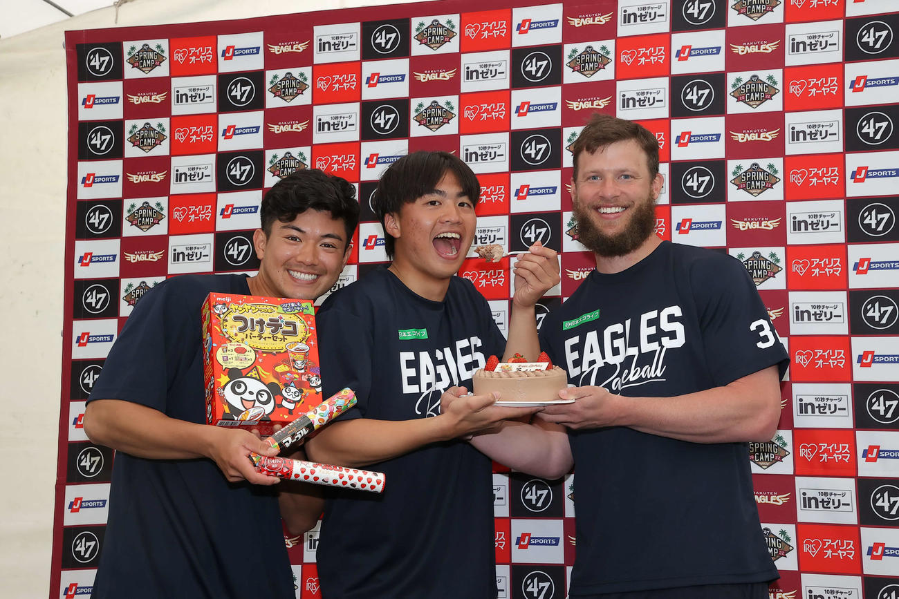 楽天津留崎（左）からチョコレート、ブセニッツ（右）から21歳を祝うバースデーケーキを渡されて笑顔を見せる王