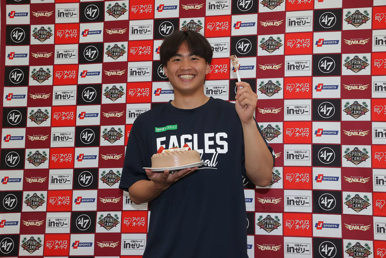 バースデーケーキを持ちながら21歳の誕生日を笑顔で喜ぶ楽天王