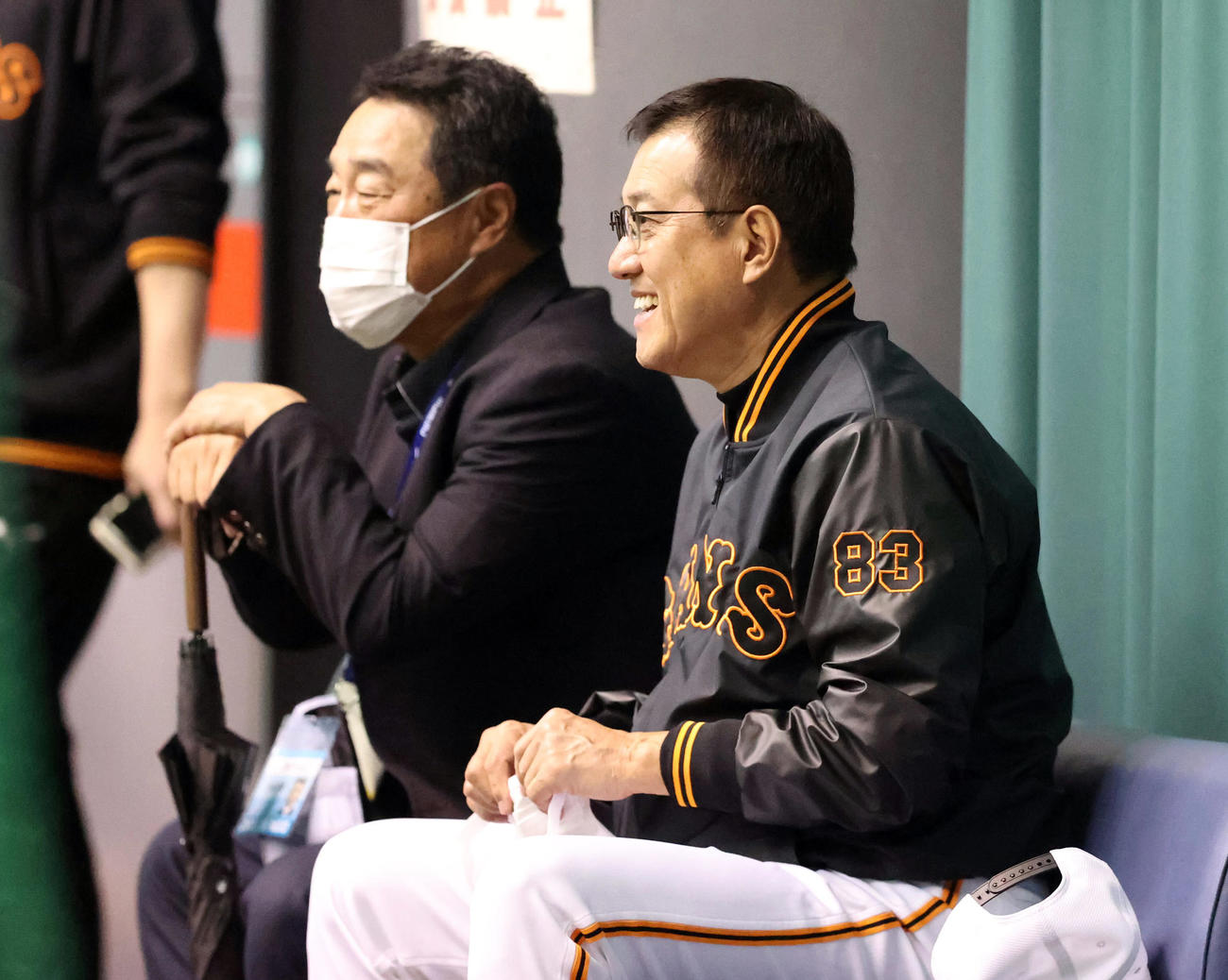 小松氏（左）と談笑する原監督（撮影・狩俣裕三）