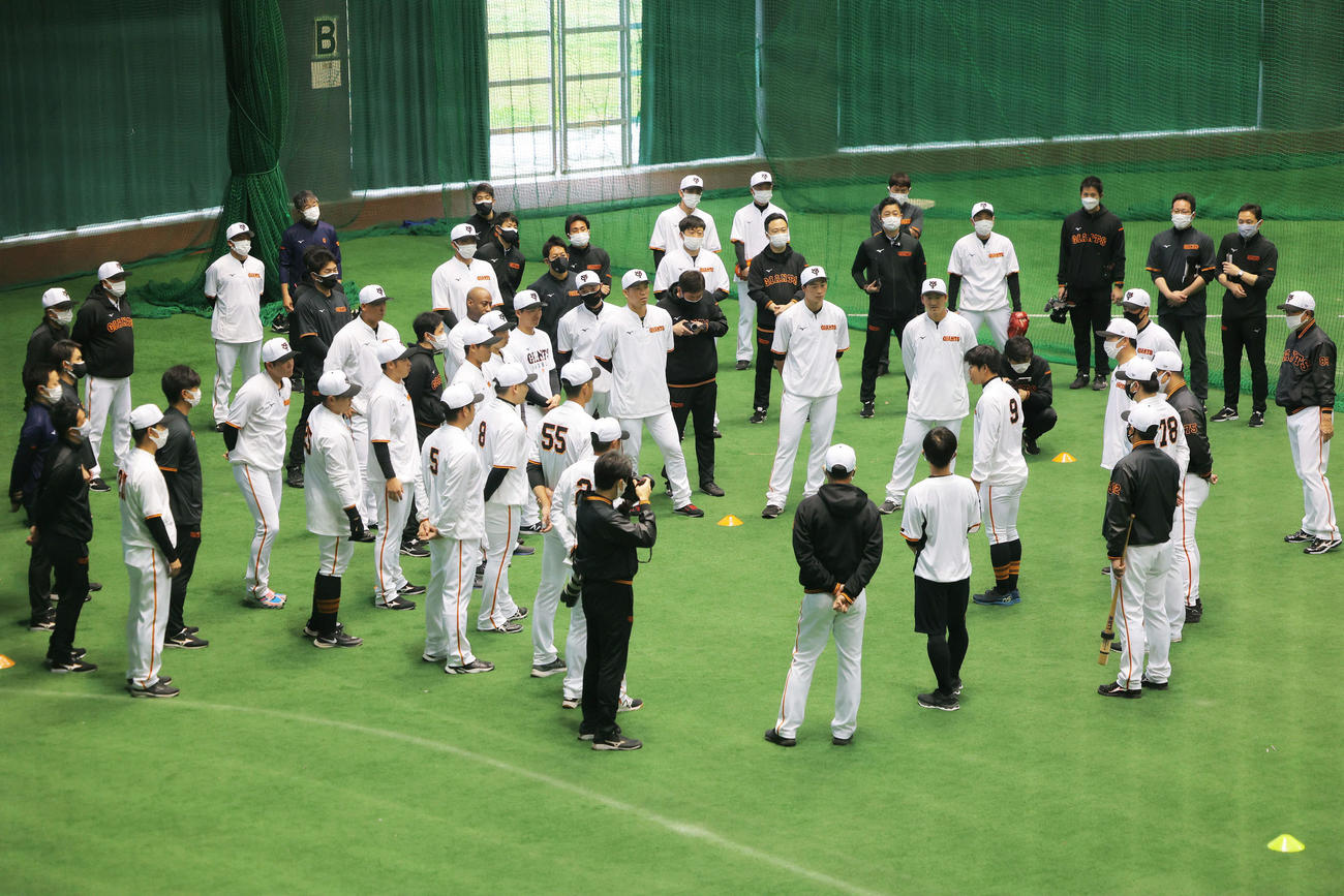 円陣を組む巨人野手陣。右は原監督（撮影・河田真司）