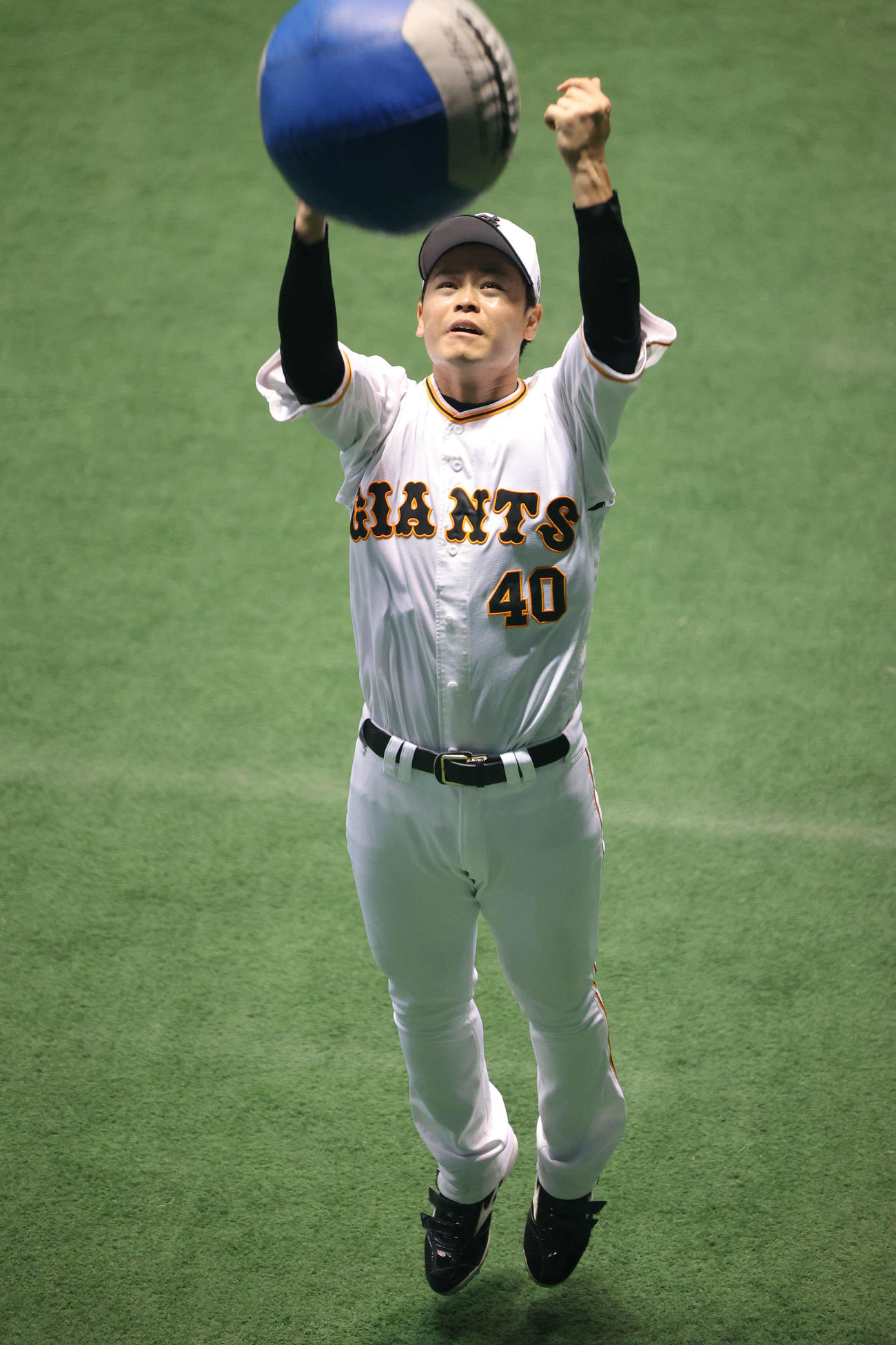 メディシンボールを上げる巨人中山（撮影・河田真司）