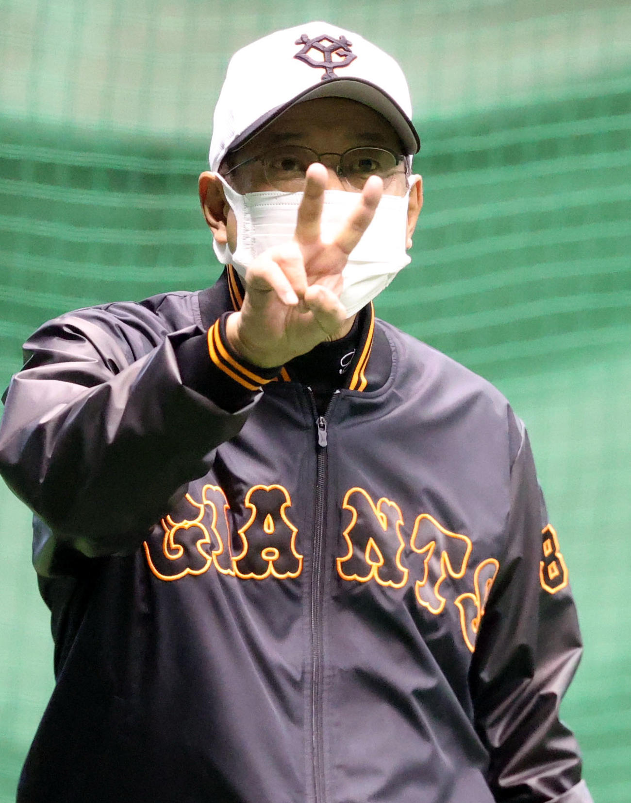 沖縄キャンプ初日、Vサインで笑顔を見せる原監督（撮影・狩俣裕三）