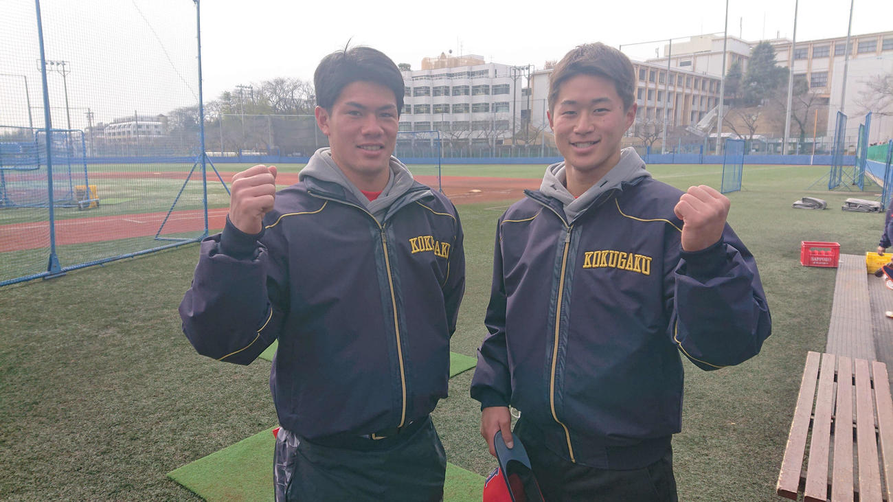 国学院大の全体練習に参加した（左から）智弁和歌山・宮坂と大阪桐蔭・石川（撮影・保坂淑子）