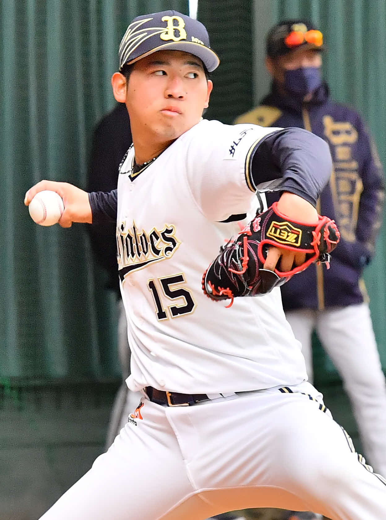 2日、ブルペンで投げ込む椋木