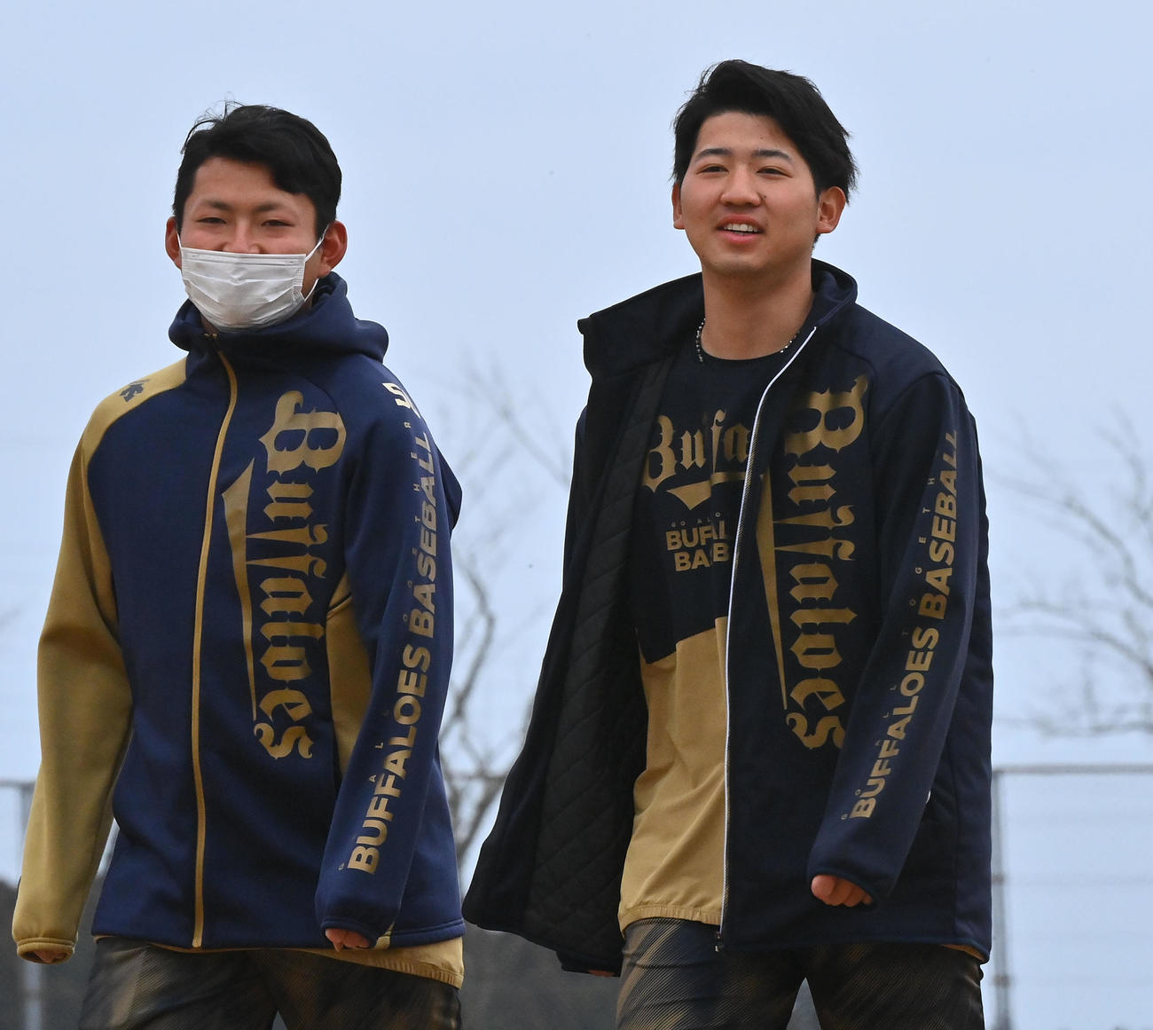 練習を終え小木田（左）とともに引き揚げる椋木