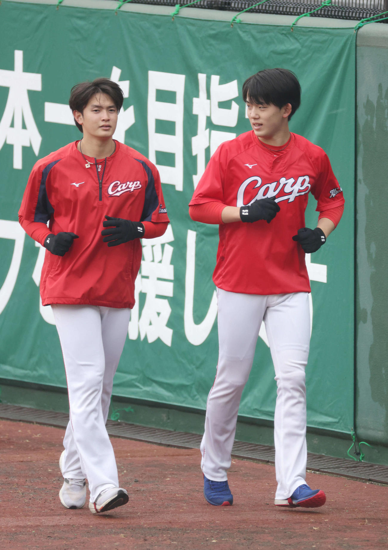 広島大道（左）と並んでランニングする小林（撮影・加藤孝規）