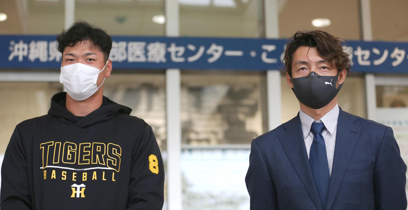 こども医療センターの訪問活動を終え、報道陣に話す阪神佐藤輝明（左）と阪神OBの鳥谷敬氏（代表撮影）