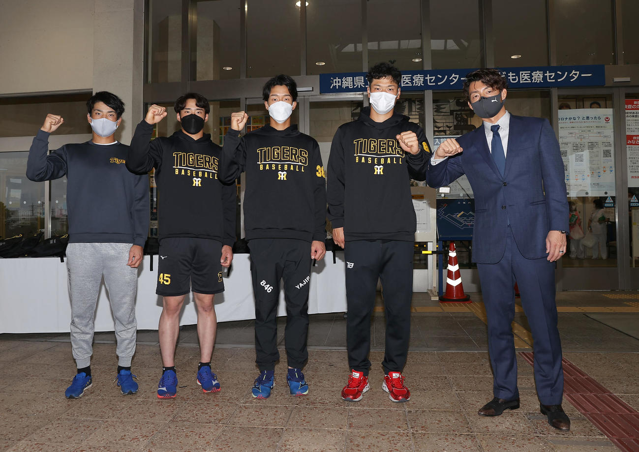 阪神OBの鳥谷氏（右）が現役時代毎年行っていたこども医療センター訪問をバトンタッチされた、左から高寺、遠藤、小幡、佐藤輝（代表撮影）