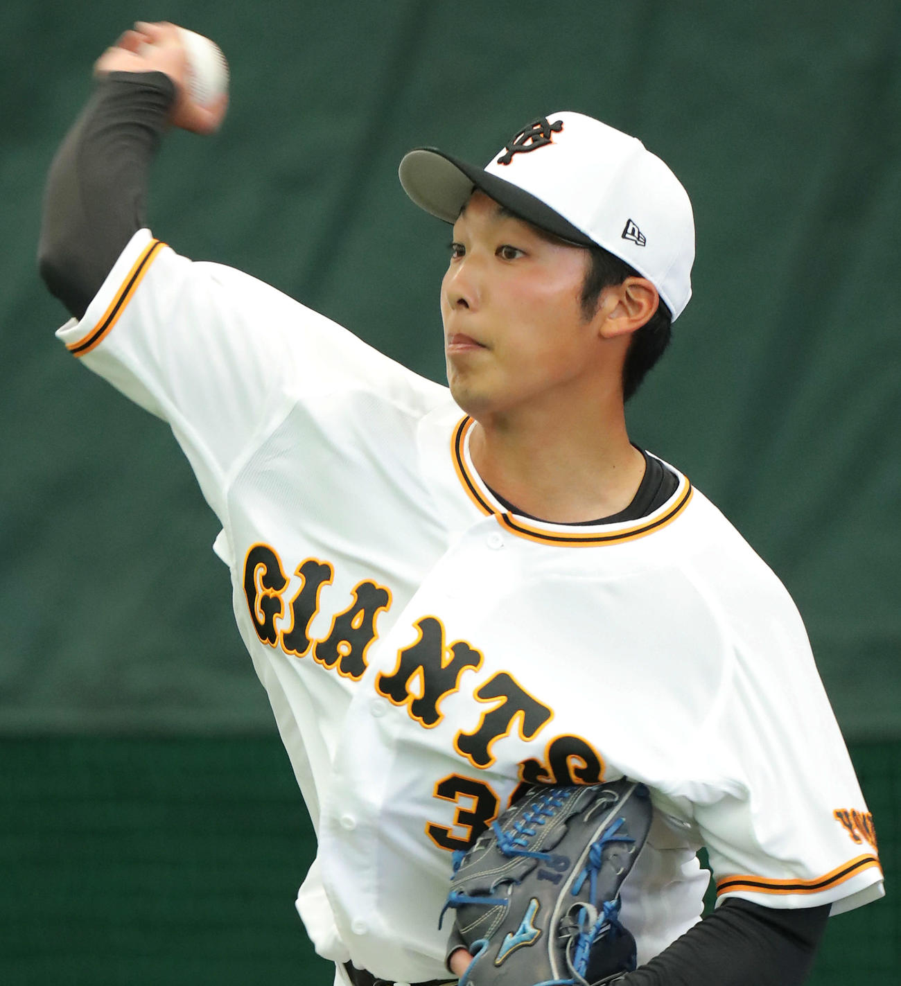 ブルペン投球する巨人赤星（撮影・河田真司）
