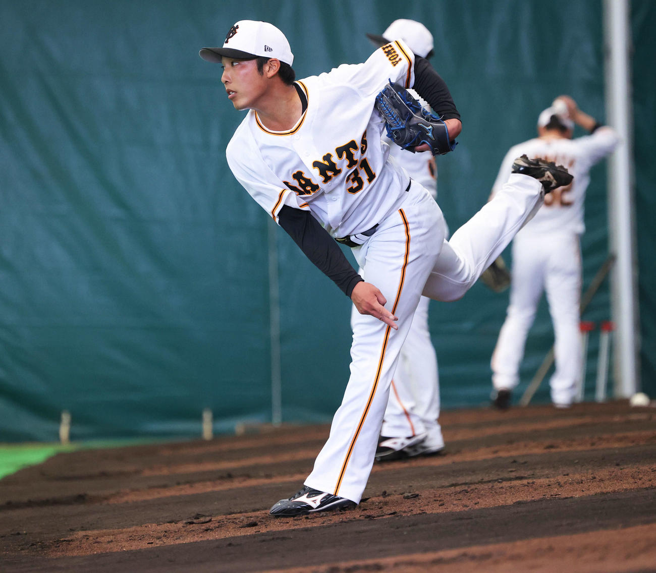 ブルペン投球する巨人赤星（撮影・河田真司）