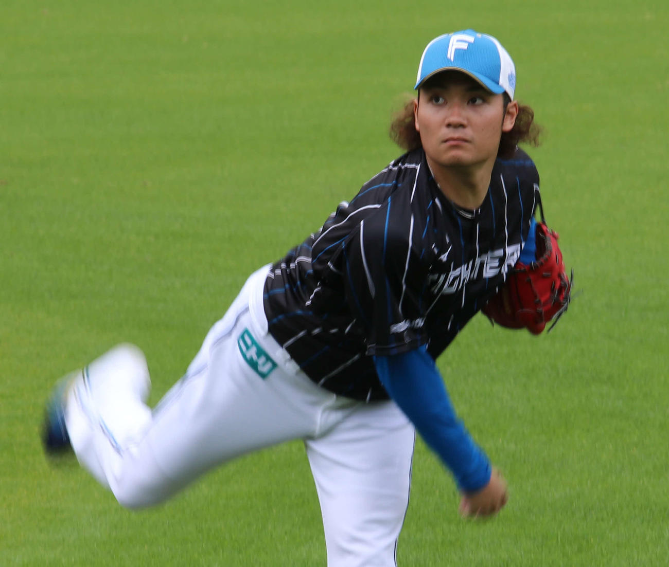 8日、キャッチボールを行う伊藤