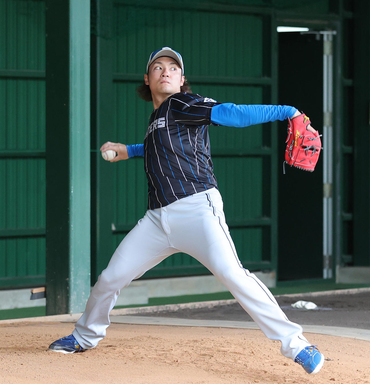 10日、ブルペン投球を行う伊藤