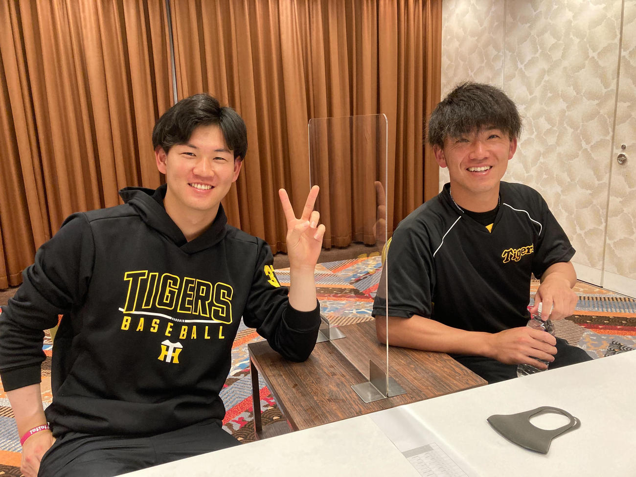 「オンラインTORACOミーティング」に参加した及川（左）と伊藤将（球団提供）